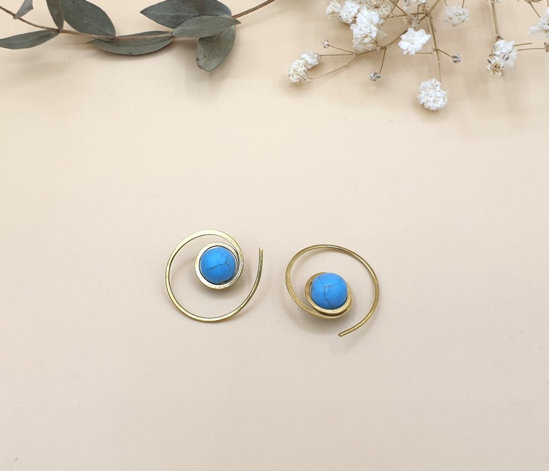 Handmade circular earring with turquoise stone - 耳环/耳夹 - 其他金属 金色