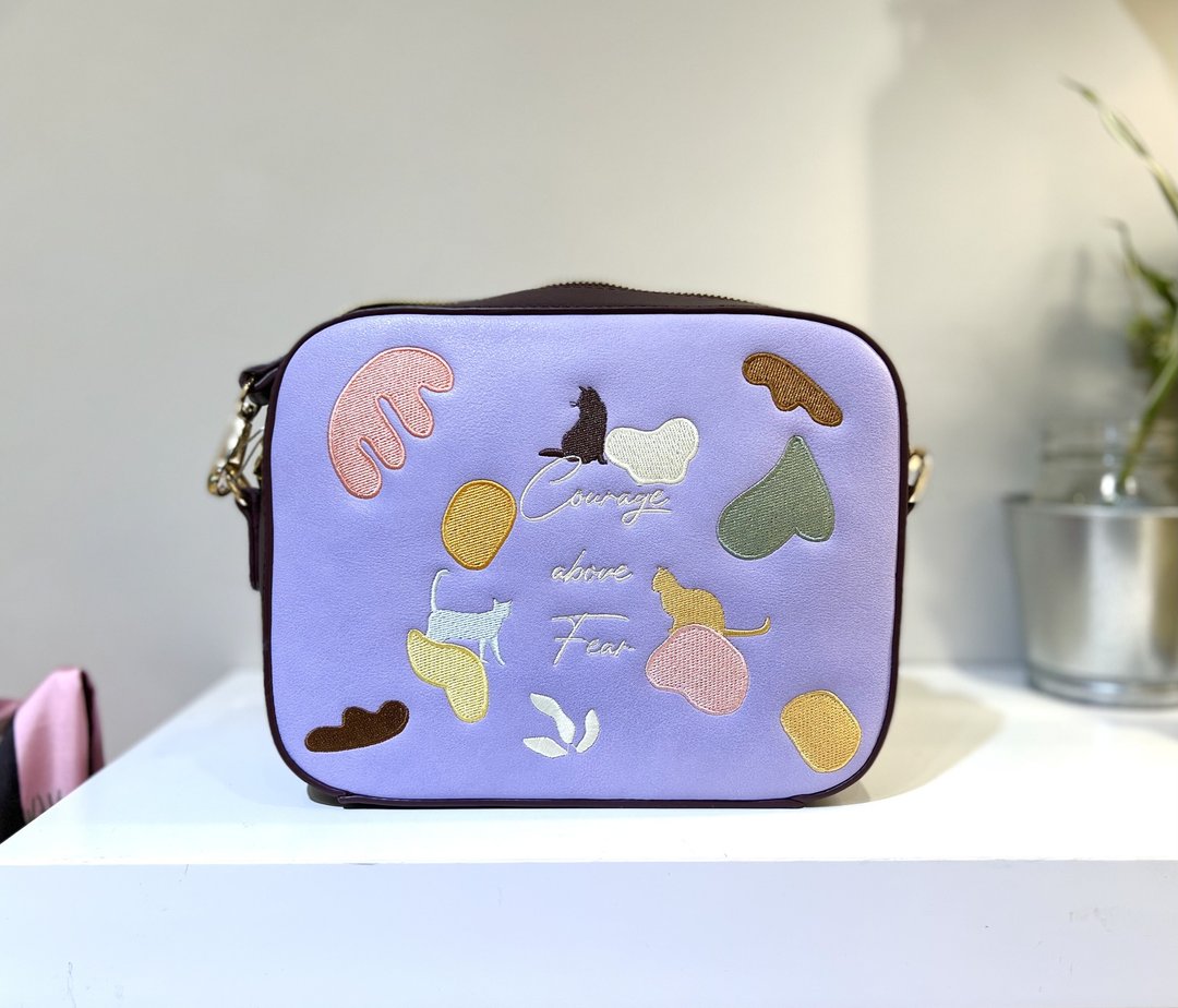 SHUKI 绣花猫猫 方型斜背袋 Embroidery Camera Bag (枣红色) - 侧背包/斜挎包 - 其他人造纤维 红色