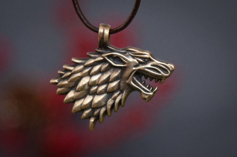 狼形青铜吊坠。 项链以史塔克家族的徽记和冰原狼的形象为基础。 - 项链 - 其他材质 橘色