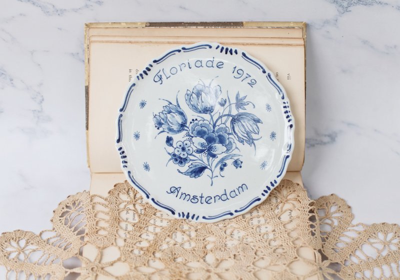 【好日恋物】荷兰vintage.1972年经典花展陶瓷浅盘.摆设.挂盘 - 盘子/餐盘/盘架 - 陶 白色