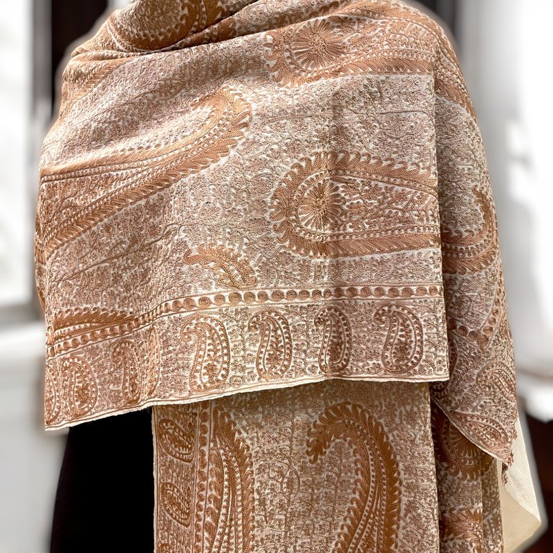 【秋季必备】喀什米尔手绣变形虫设计 羊绒披肩 - 鹅黄佐金橘满绣 - 围巾/披肩 - 羊毛 咖啡色