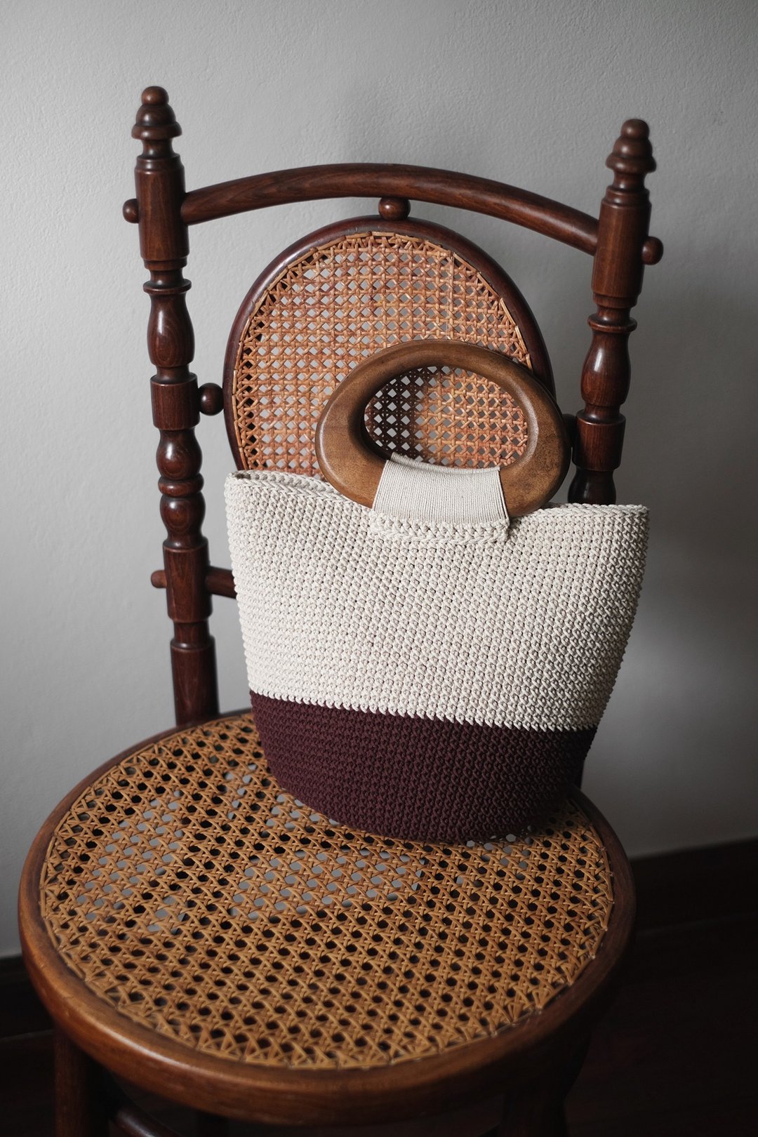 Round Oak wood Two Tone Handbag - 手提包/手提袋 - 棉 