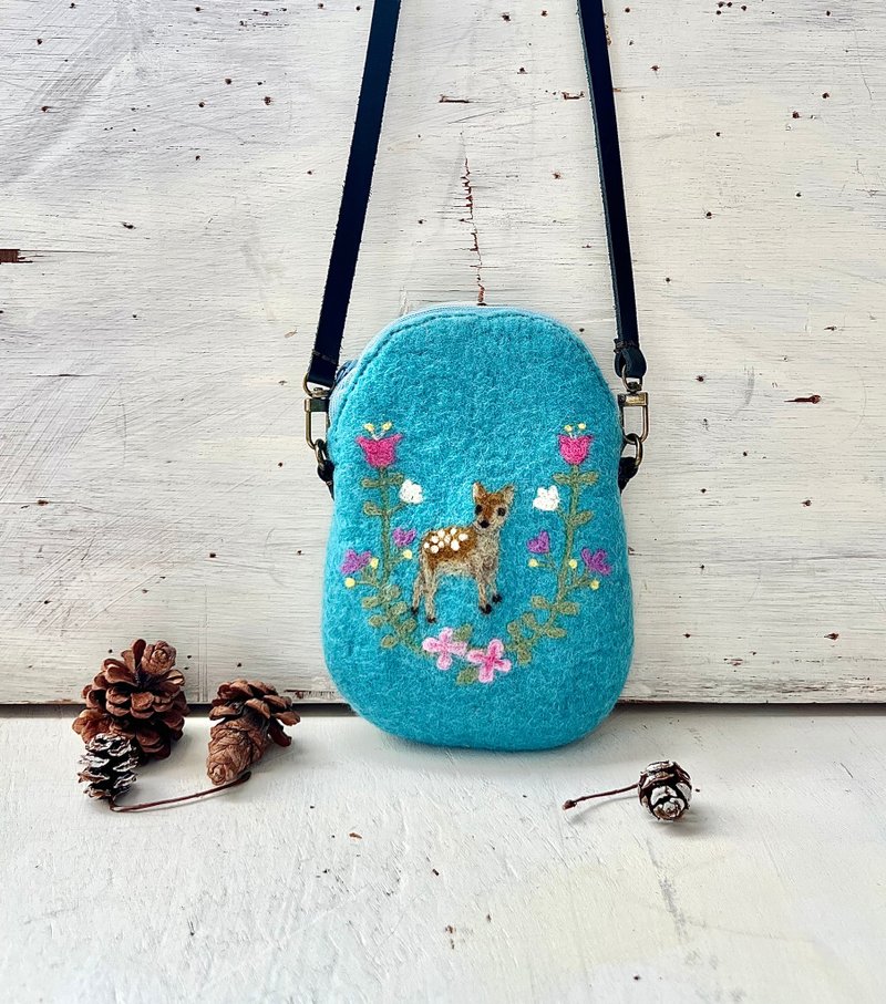 羊毛毡花圈与小鹿造型手机侧背包 - 蓝色 - 化妆包/杂物包 - 羊毛 蓝色