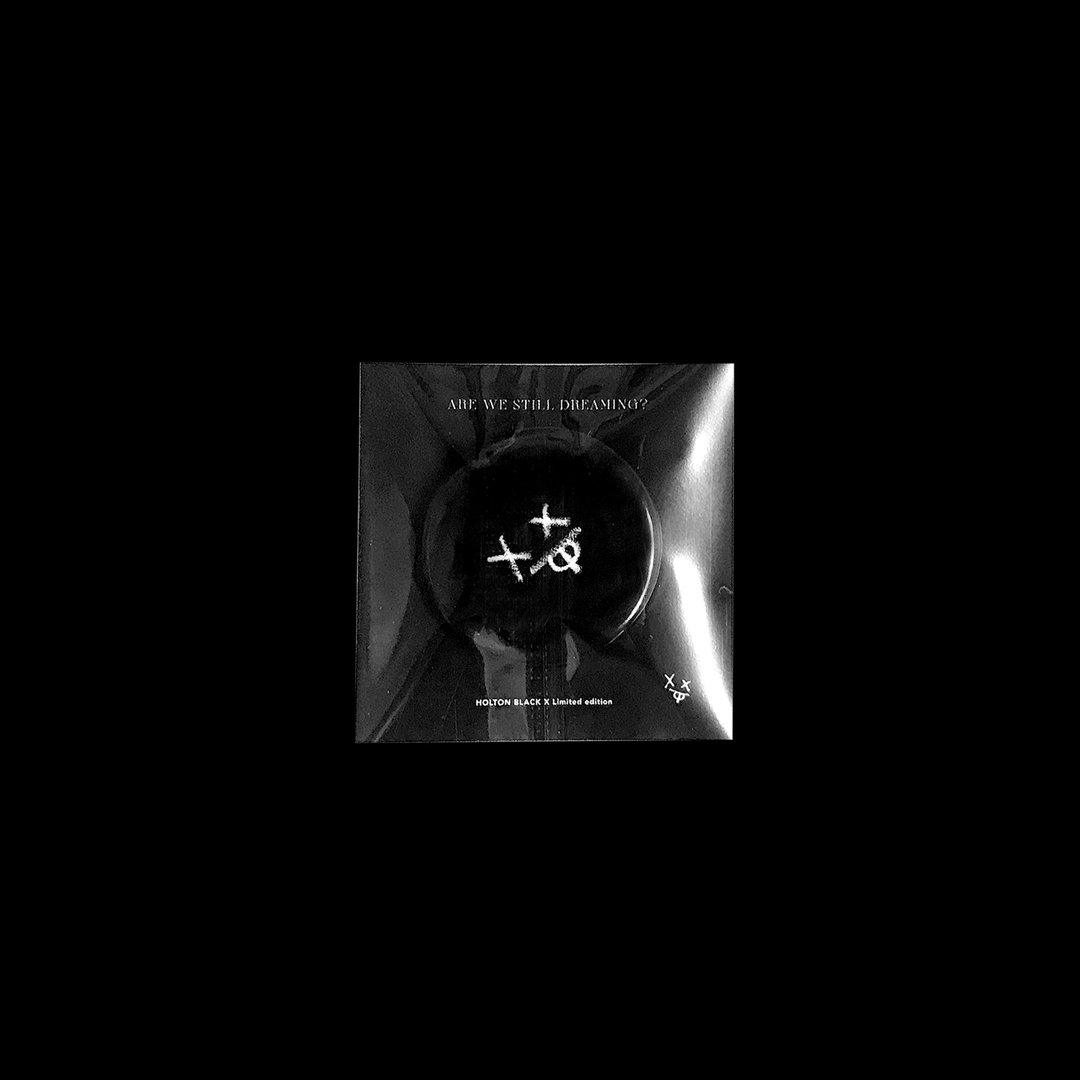 BLACK ME 徽章 - 徽章/别针 - 防水材质 黑色