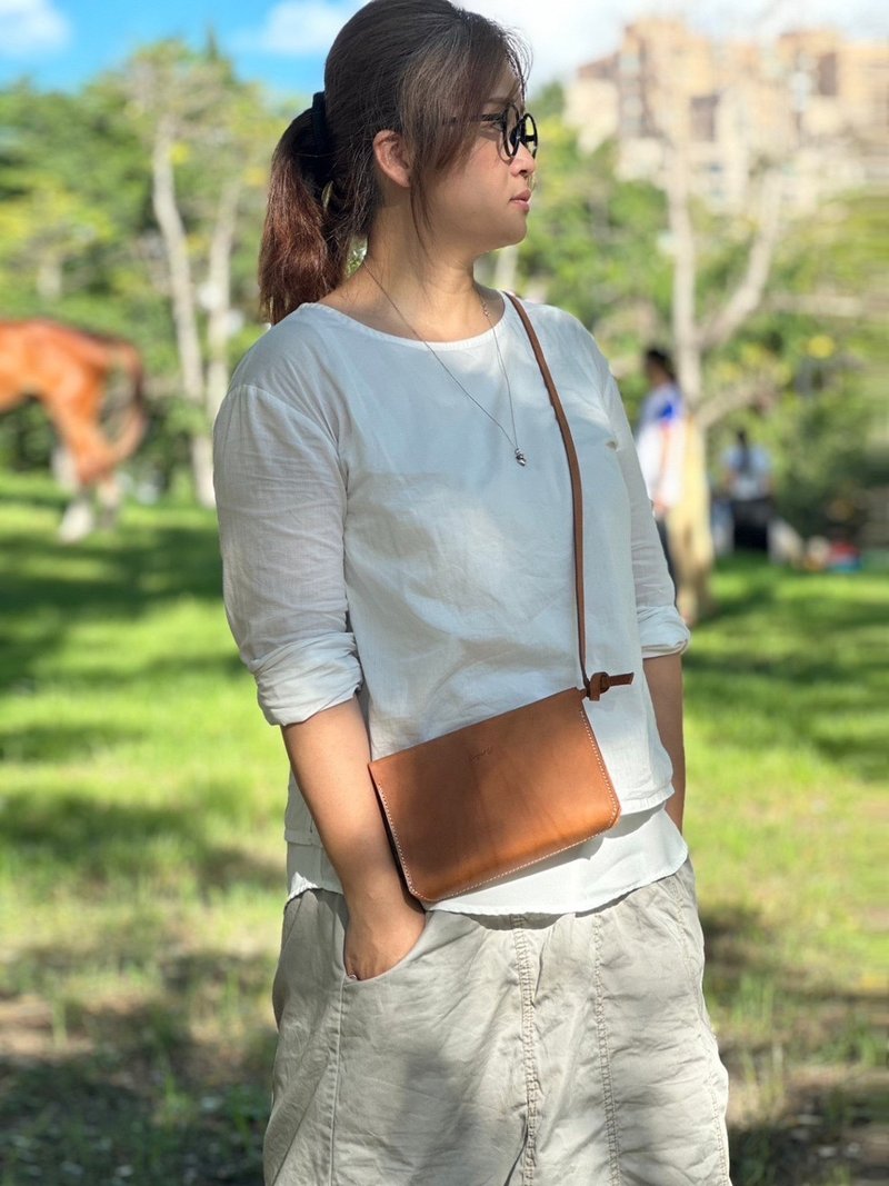 【手作革物】简约斜背包-咖啡色 - 侧背包/斜挎包 - 真皮 