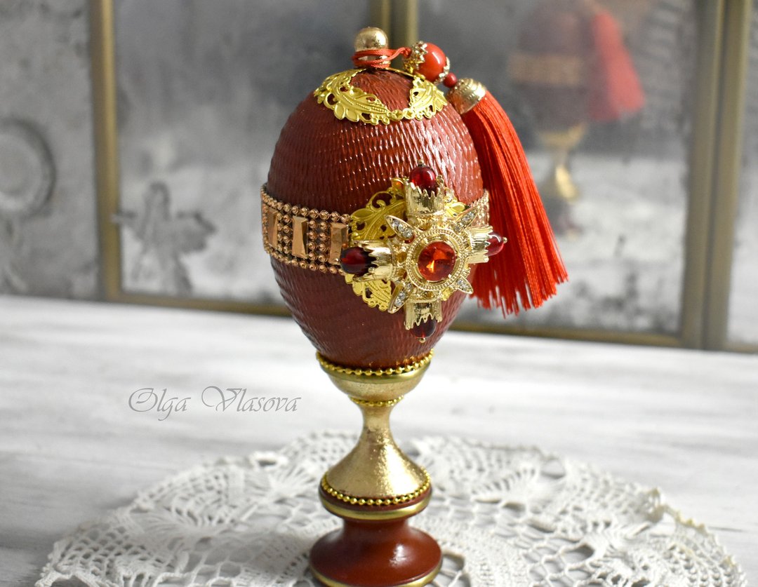 Red figurine-egg on a curly stand collectible statuette egg - 玩偶/公仔 - 木头 红色