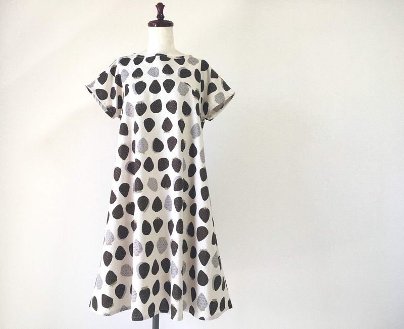 Strawberry Flare One Piece Dress Cotton Linen Production - 洋装/连衣裙 - 棉．麻 白色