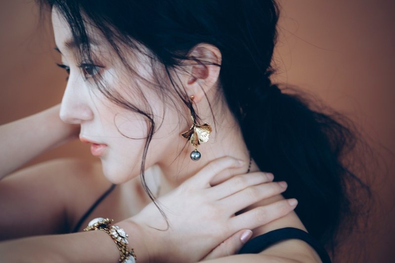 COR-DATE / 不对称银杏叶耳环 / 灰 - 耳环/耳夹 - 其他材质 金色
