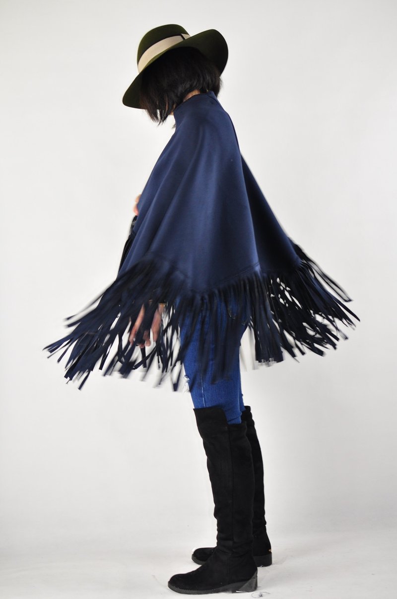 Flat 135 X 台湾设计师 100% 羊毛wool 披肩 重磅600g 不对称设计 流苏拼接 围巾 春天 冷气房必须 派对 新年 情人节穿搭 - 丝巾 - 其他材质 蓝色