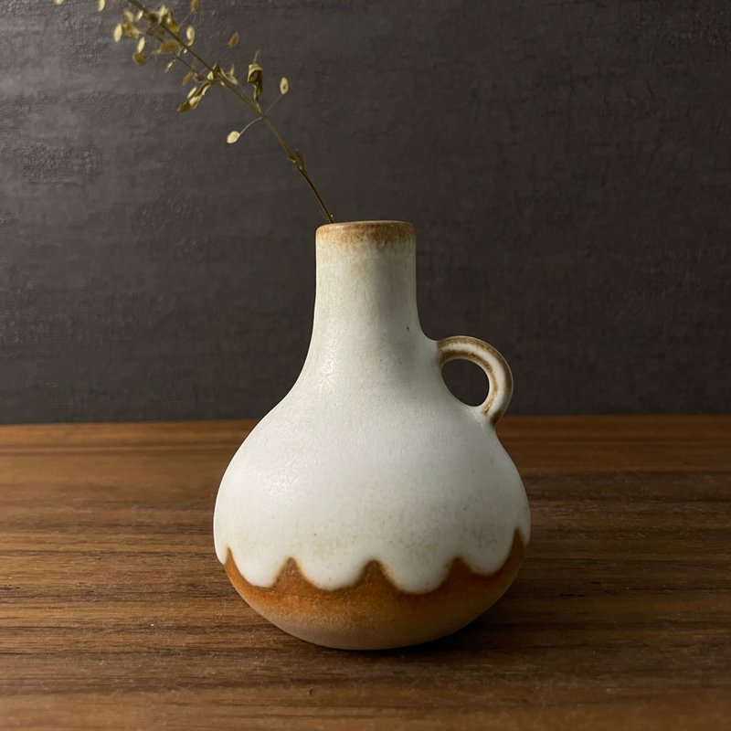 【 小丸花器 】 圆滚滚   裙摆边 奶霜釉  小花器 小花瓶 - 花瓶/陶器 - 陶 白色