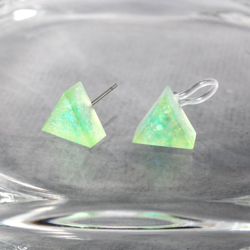 树脂耳环 / 粼粼莱姆 - 单只 / 三角形 / 10 mm - 耳环/耳夹 - 树脂 绿色