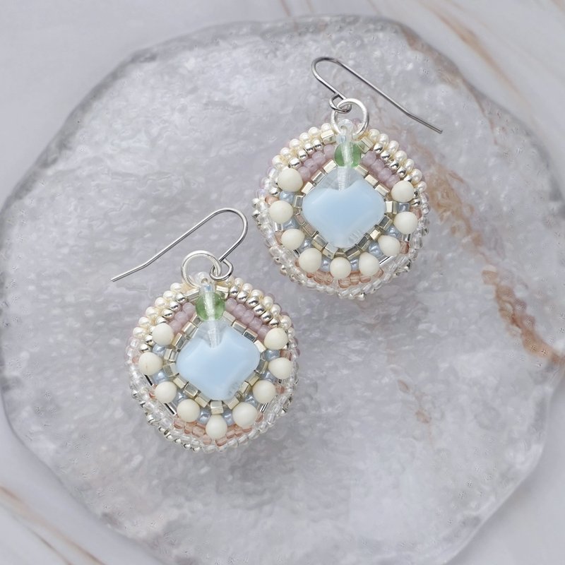 水蓝・白・粉色串珠刺绣耳环 No.1 轻量 钩式 防过敏金属 不锈钢 - 耳环/耳夹 - 玻璃 蓝色