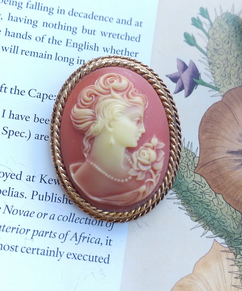 Vintage Jewelry 西洋古董饰品 ESTEE LAUDER  CAMEO 仕女 别针 - 胸针 - 其他金属 金色