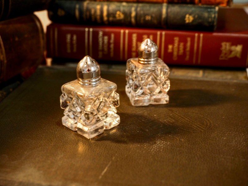 美国古董迷你玻璃胡椒和盐罐 两个一组出售 - 调味罐/酱料瓶 - 玻璃 