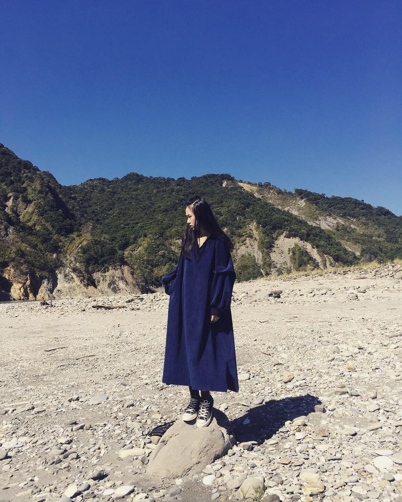 灯芯绒澎袖全长洋装 - 洋装/连衣裙 - 聚酯纤维 蓝色