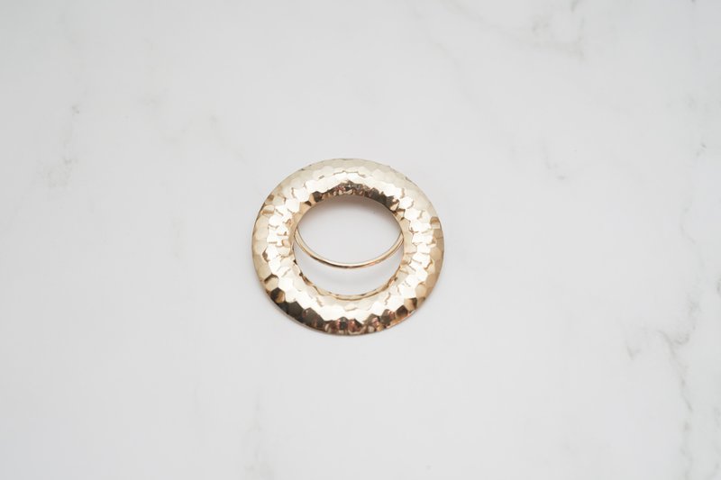 【古董饰品/西洋老件】VINTAGE Jeri Lou简约风格圈型古着丝巾夹 - 胸针 - 其他金属 金色