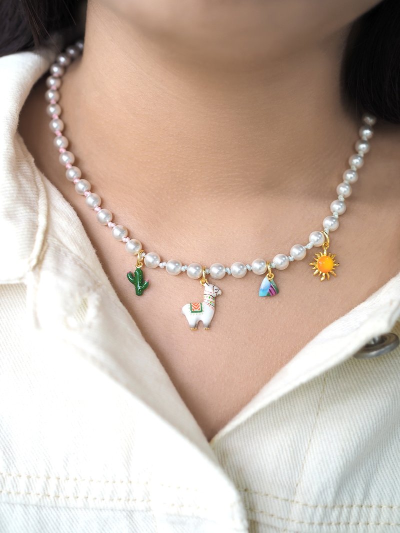 Alpaca Valley 珍珠颈链 柔和色与彩虹色，饰有羊驼吊饰的珍珠项链 - 颈链 - 纯银 白色