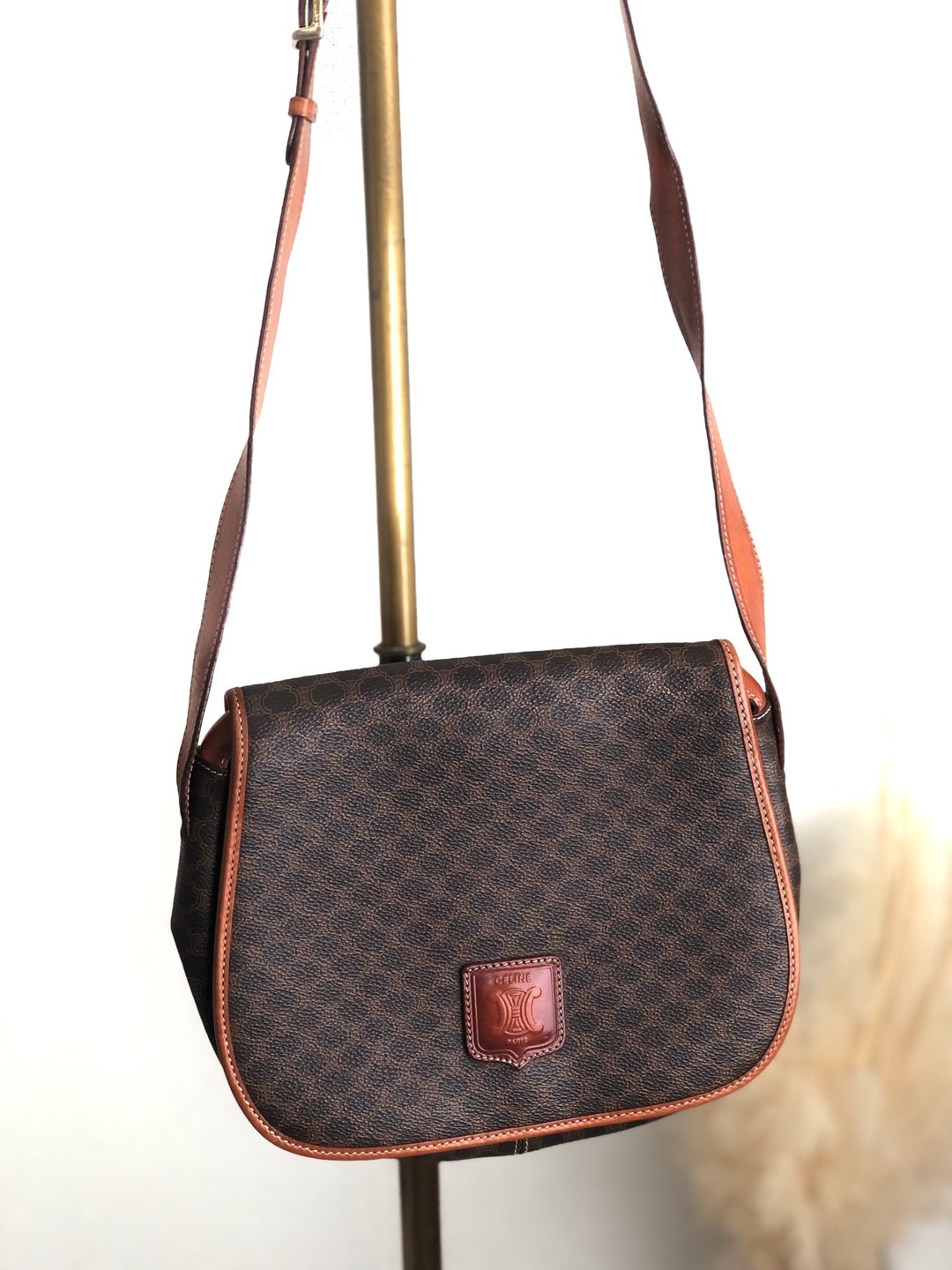 【日本直送 名牌中古包】CELINE 经典马车 LOGO 翻盖斜背包 棕色 缀饰皮革 vintage tyi2us - 侧背包/斜挎包 - 真皮 咖啡色