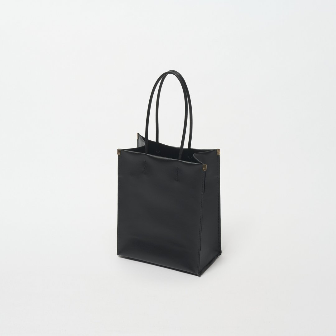 【shopper mini black】托特包/纸袋/ રaminated canvas/皮革提把/简约/底部金属脚钉/可自行站立 - 手提包/手提袋 - 棉 黑色