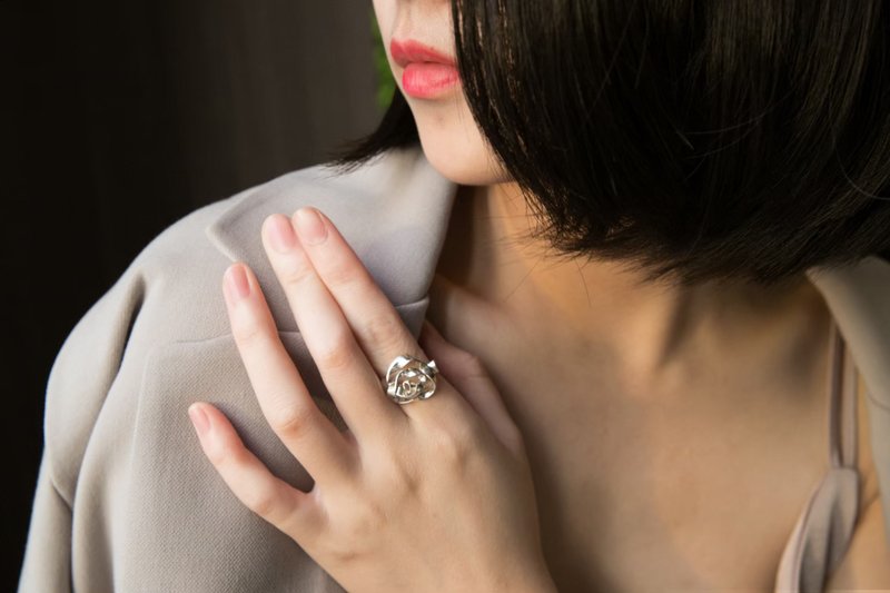 轻柔玫瑰戒 - 戒指 - 其他金属 银色