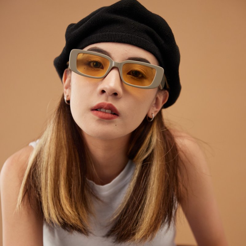 时尚必备Y2K墨镜 │ Saturday - 奶茶灰 - 眼镜/眼镜框 - 环保材料 卡其色