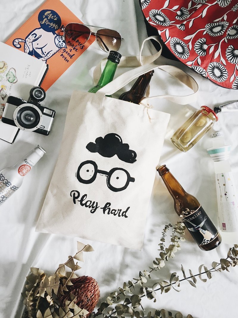 手工绢印帆布包-Play hard - 侧背包/斜挎包 - 棉．麻 白色