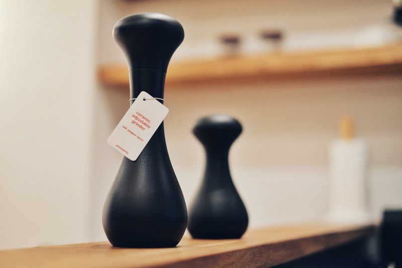 花神研磨罐 - 黑 / Flo Grinders - 调味罐/酱料瓶 - 木头 