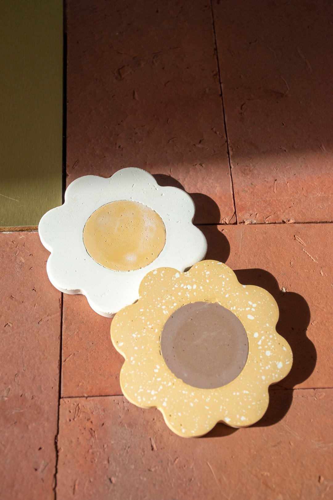 Plate for mugs : Flower - 摆饰 - 水泥 