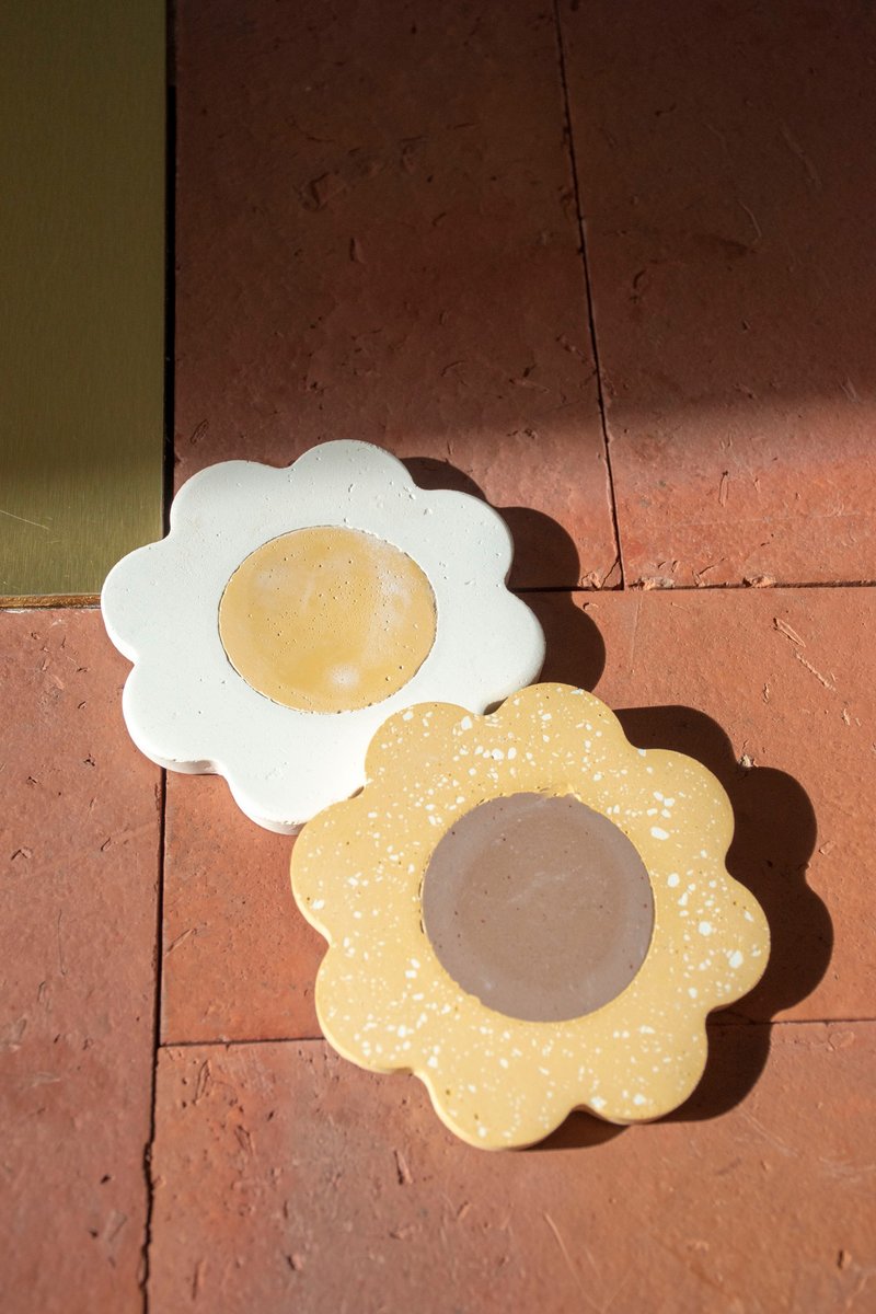 Plate for mugs : Flower - 摆饰 - 水泥 