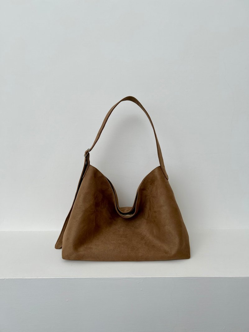 高质感麂皮绒布 / 极简优雅 Hobo 包 / 可调式侧肩背带 - 侧背包/斜挎包 - 其他人造纤维 