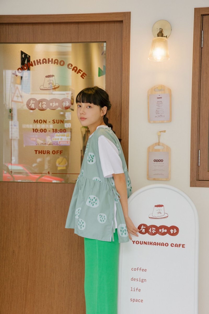 into the woods +联名印花+ 伞状 侧绑带 造型背心(有口袋) -绿 - 女装背心 - 棉．麻 绿色