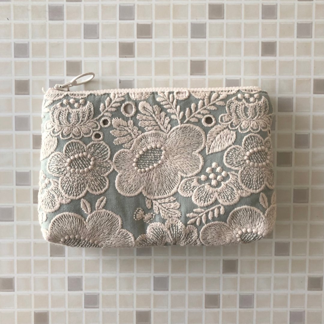 优雅刺绣化妆包口袋，手工制作，流行图案，高品质面料 mina perhonen 微笑花 - 化妆包/杂物包 - 棉．麻 多色