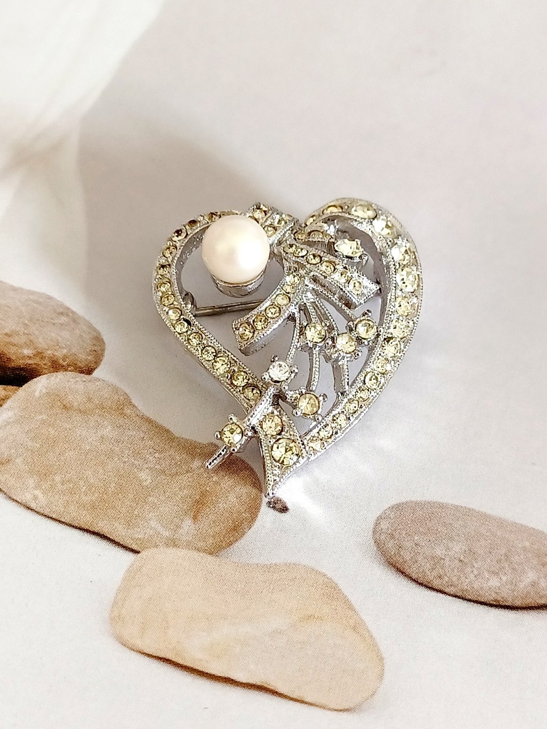 Avintage jewelry 古典风格心形莱茵珍珠花卉  别针 - 胸针 - 其他金属 