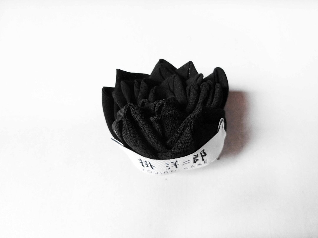 Silk origami flower hairpin / brooch handmade in Japan - 发饰 - 其他材质 黑色