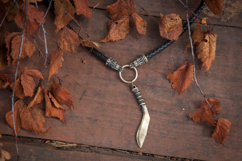 Knife kukri pendant. Warrior necklace jewelry. Man fashion. Leather necklace - 项链 - 其他金属 橘色
