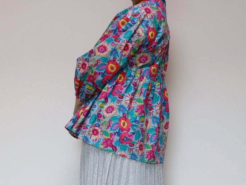 缩摆上衣 印花图案 宽松蓬松设计 可当罩衫的两种穿法上衣 - 女装衬衫 - 棉．麻 多色