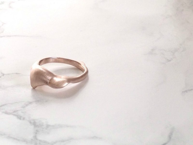 玫瑰花瓣戒指 flower shower ring （rose） - 戒指 - 其他金属 粉红色