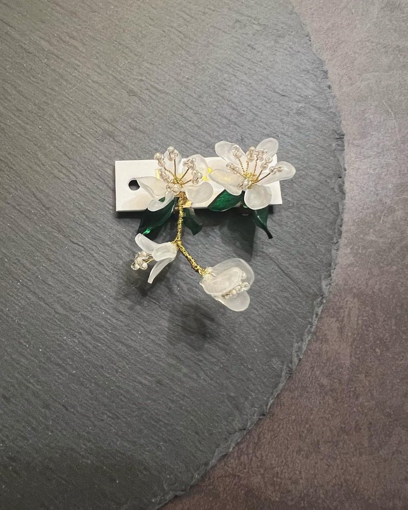 冒牌老板娘 Kingboss塑片绿叶花朵不对称夹式耳环。C - 耳环/耳夹 - 其他金属 绿色