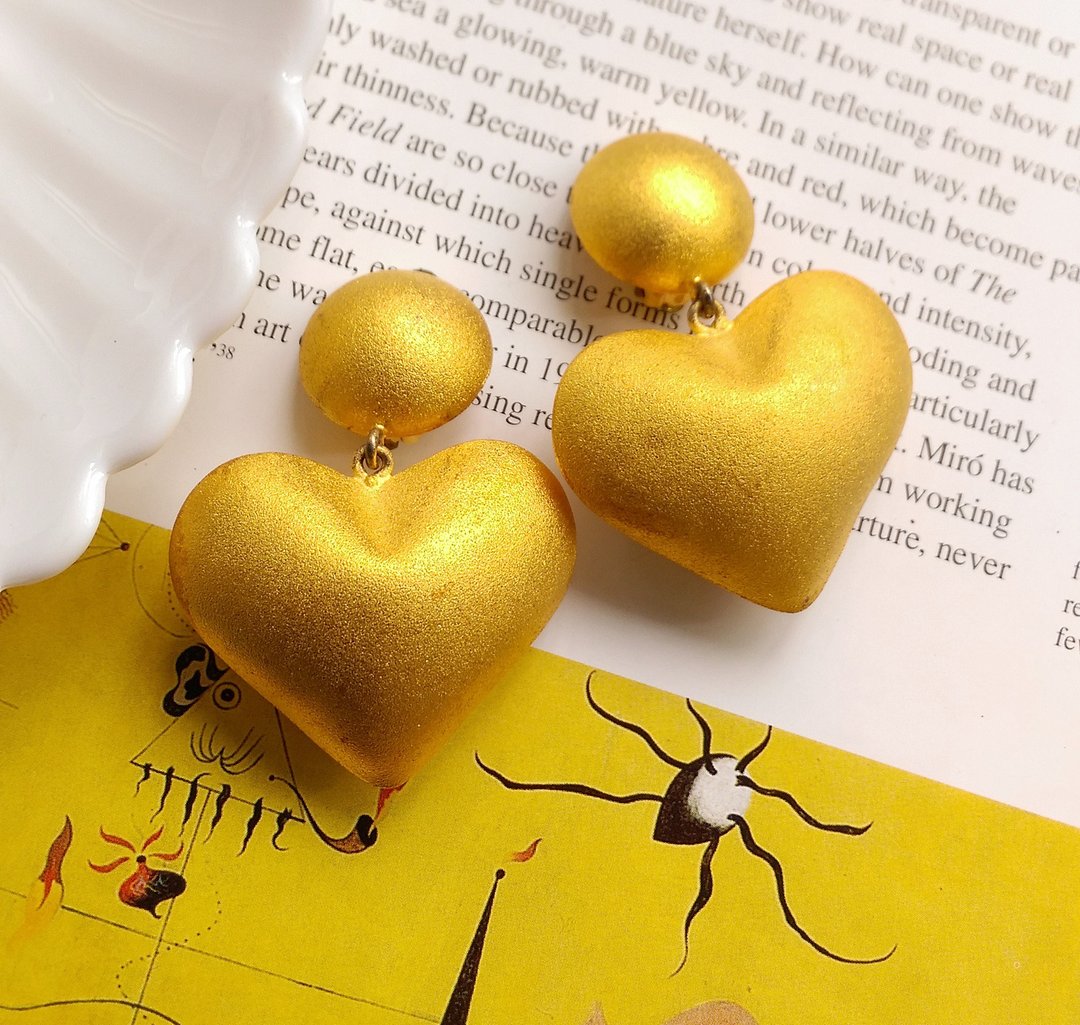 西洋古董饰品。24K 镀金 哑光立体大爱心 夹式耳环 - 耳环/耳夹 - 其他金属 金色