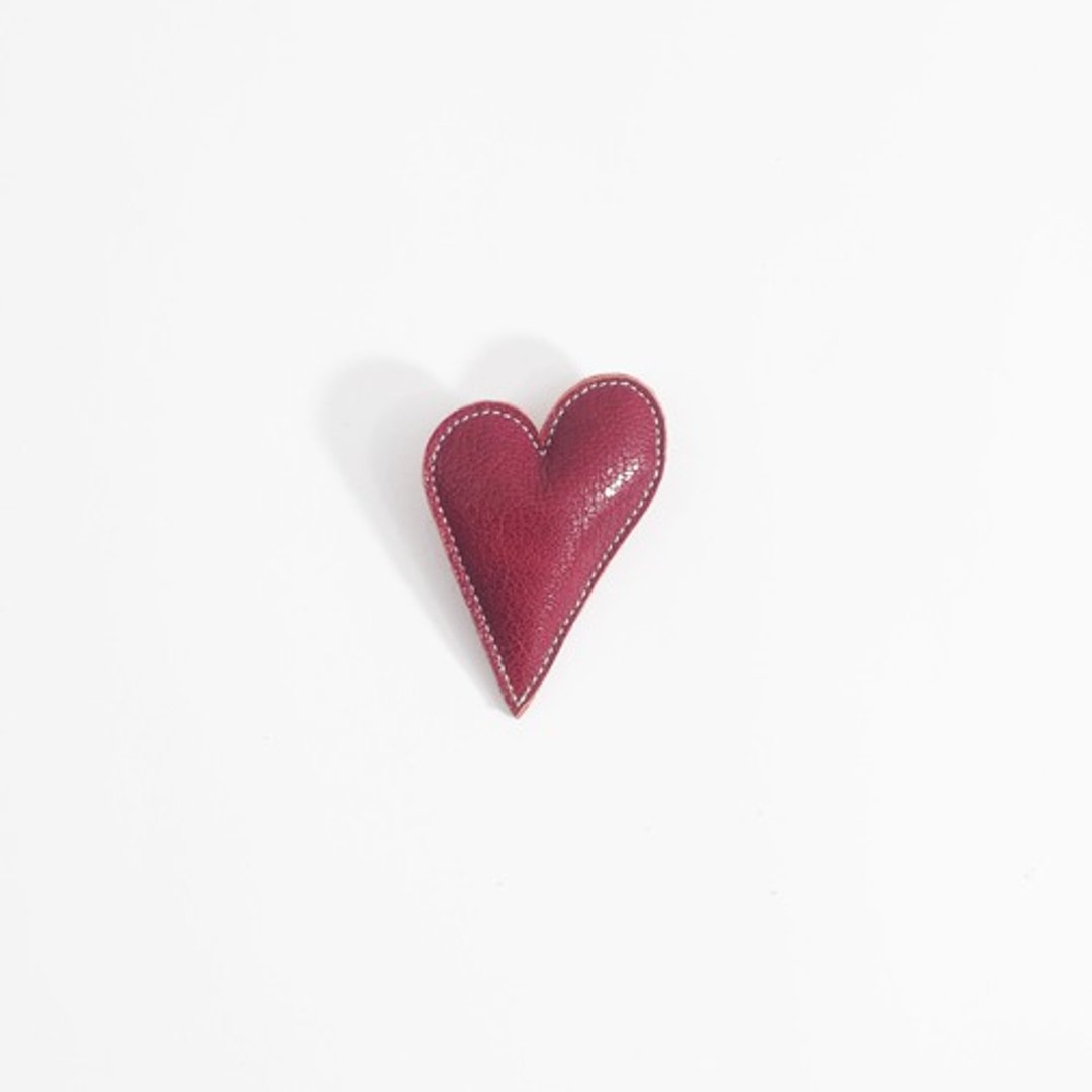 Heart Leather Brooch ①/goat leather - 胸针 - 真皮 