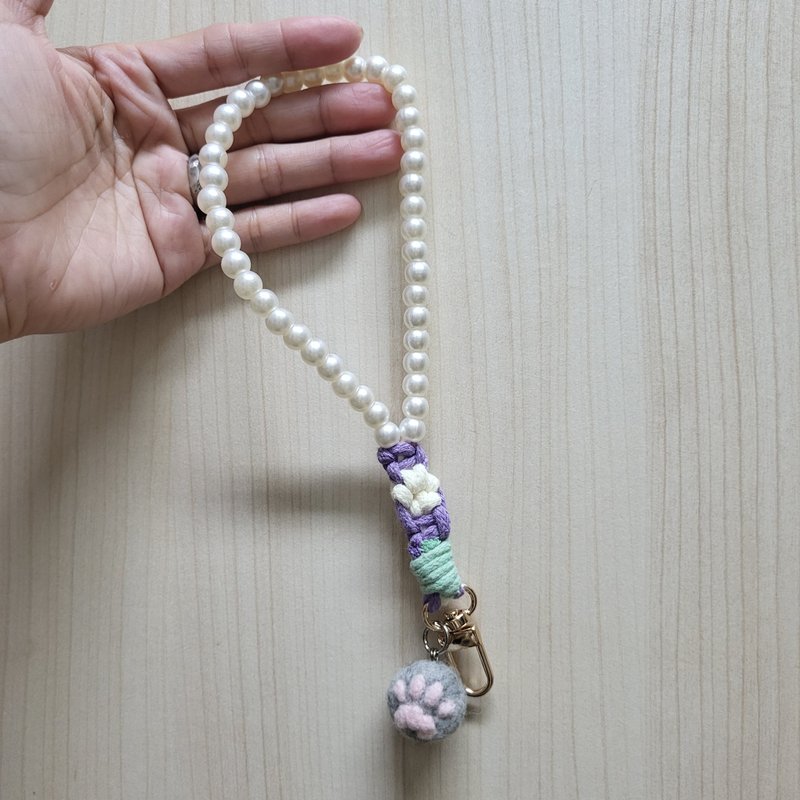 佩宁手作│珍珠挂绳。猫掌羊毛毡--白紫│手机绳。手腕绳 - 挂绳/吊绳 - 其他材质 