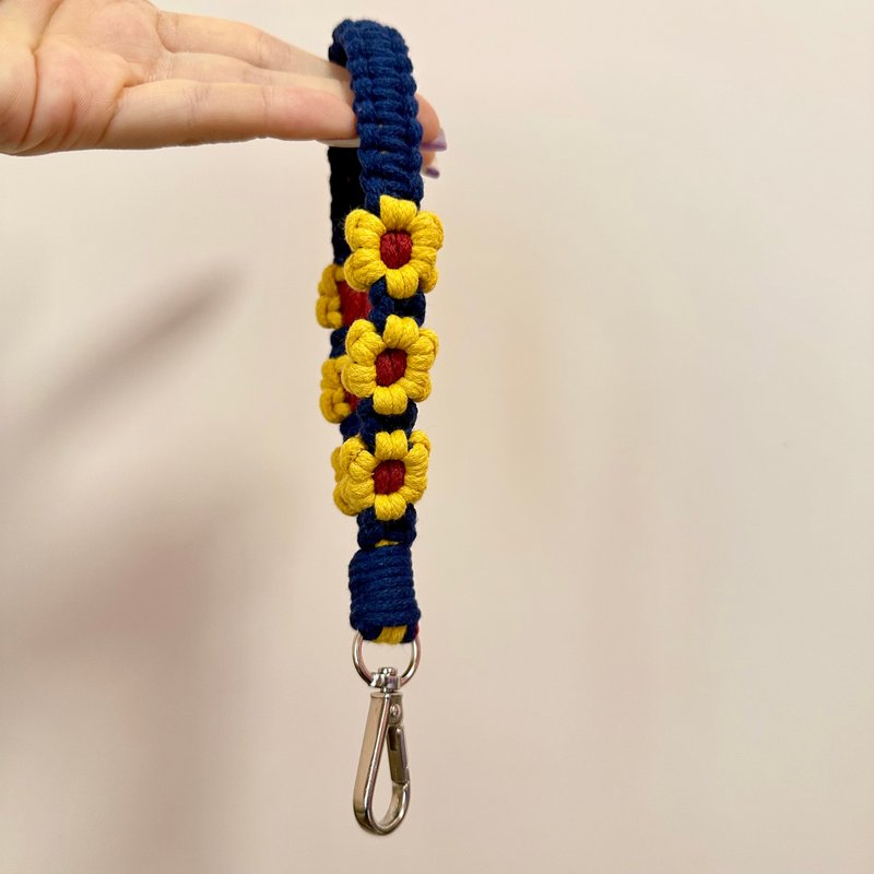 【定制化】手腕款 简约款 六瓣花花手机挂绳 手工编织电话绳 - 挂绳/吊绳 - 棉．麻 