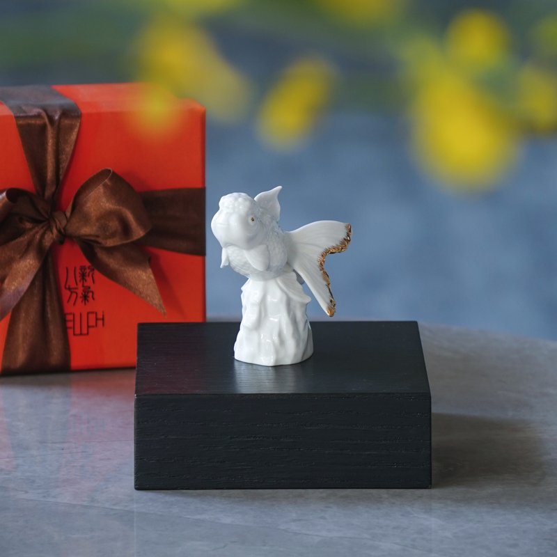 高升 金鱼艺术瓷摆件 象征成长与飞跃的升迁贺礼首选 - 摆饰 - 其他材质 白色