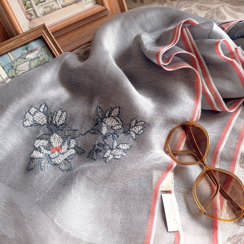 免费手綉字母 手工刺绣百搭轻透真丝羊毛长围巾 - 花摘 - 围巾/披肩 - 羊毛 灰色