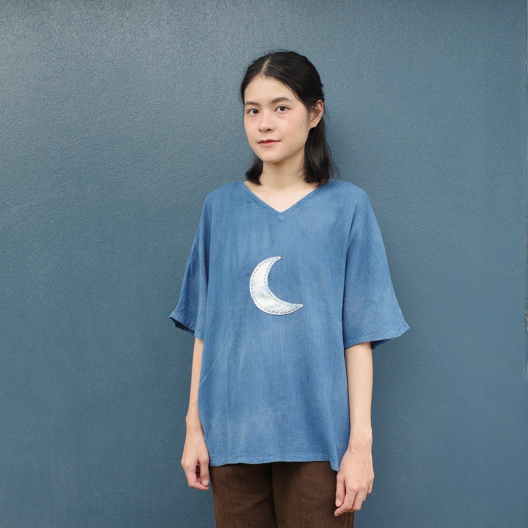 indigo crescent moon blouse / soft cotton / ray-sleeve - 女装上衣 - 棉 蓝色