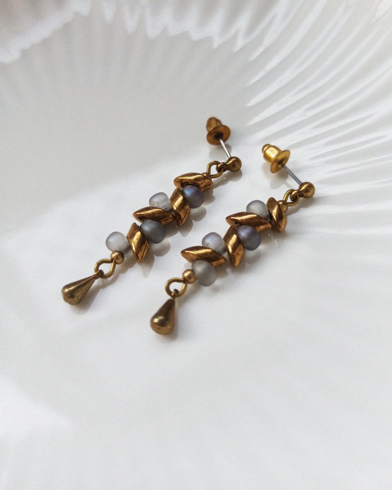 果实水滴短耳环 / 灰与铜 - 耳环/耳夹 - 铜/黄铜 灰色