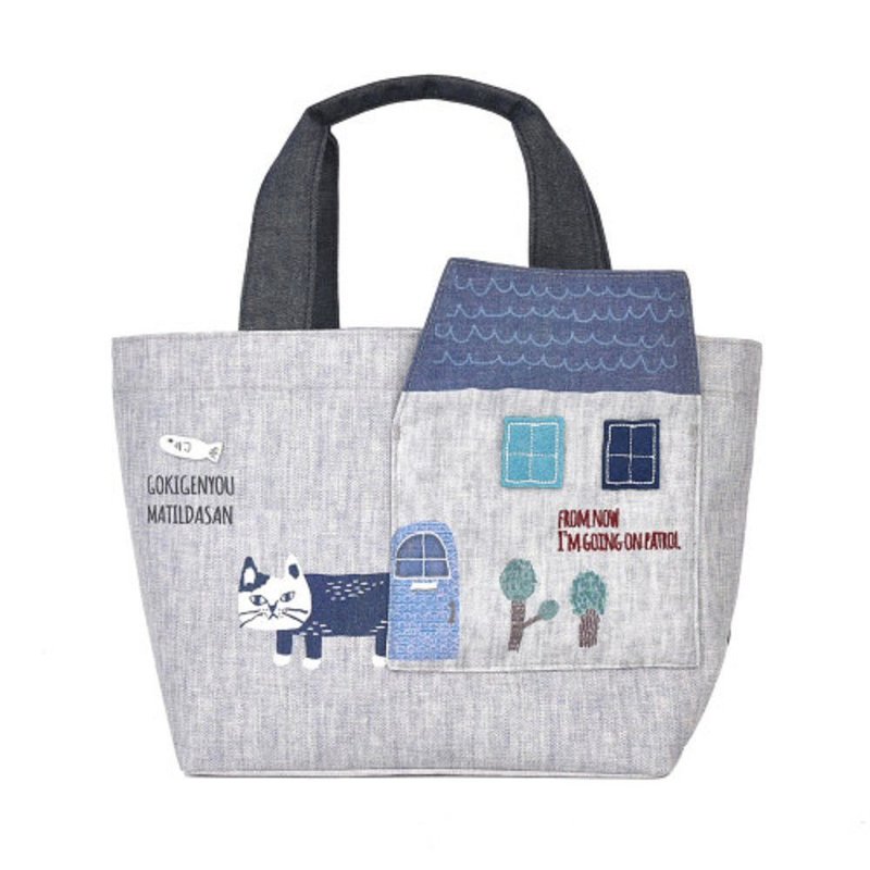 Kusuguru Japan 手提包 立体房子 刺绣前口袋造型宽口收纳包 -灰 - 手提包/手提袋 - 聚酯纤维 灰色