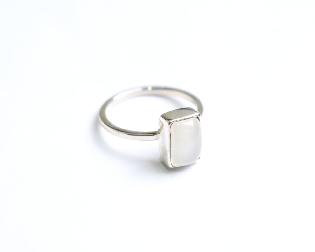 A simple ring of moonstone that harbors the light of the moon - 戒指 - 石头 白色