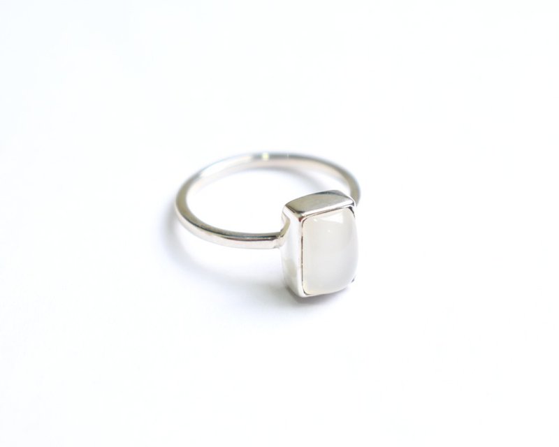 A simple ring of moonstone that harbors the light of the moon - 戒指 - 石头 白色