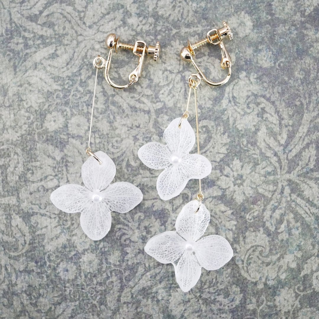 Real hydrangea flower earrings - 耳环/耳夹 - 树脂 白色